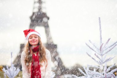 eiffel tower yakınındaki santa şapkalı kız