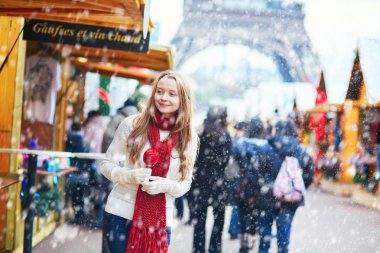 Paris Noel pazarındaki mutlu genç kız.