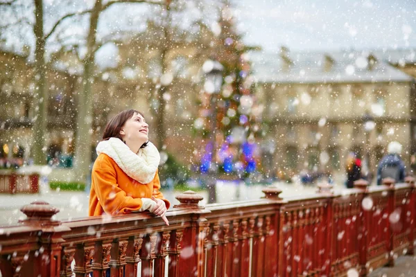 Happy young tourist in Paris on a Christmas day — Stock Photo, Image