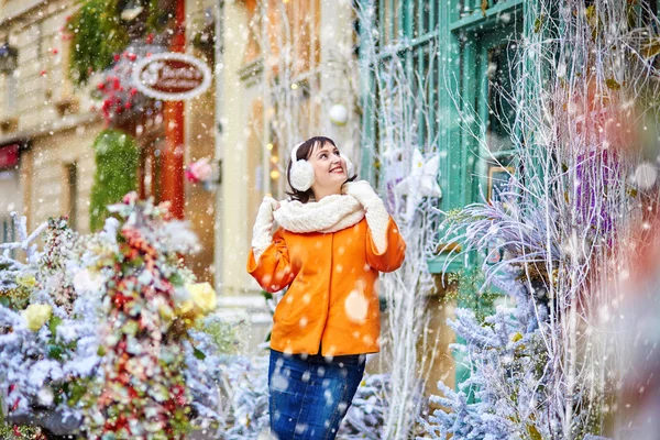 Felice ragazza che beve caffè — Foto Stock