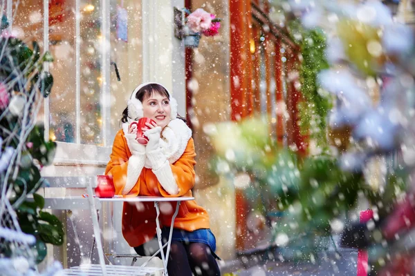 Hermosa joven en un café parisino al aire libre —  Fotos de Stock