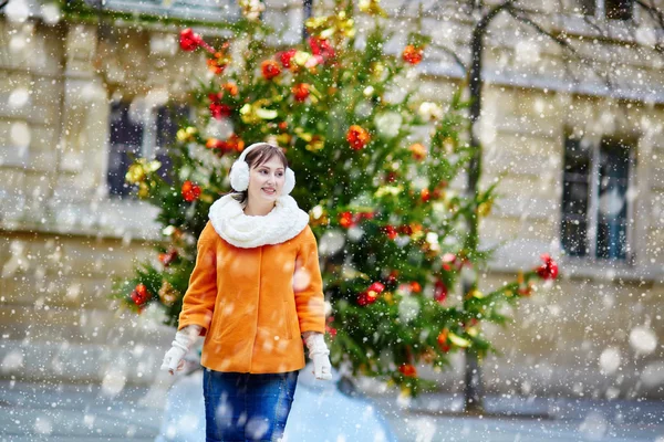 Fröhliche junge Frau an einem Wintertag in Paris — Stockfoto