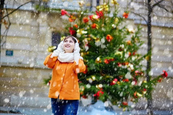 Feliz joven turista en París en un día de invierno — Foto de Stock