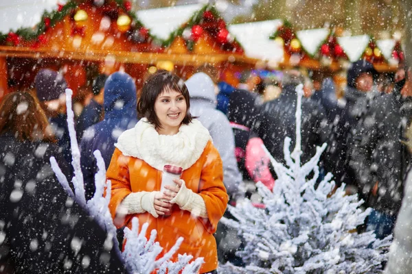 Chica joven feliz en un mercado de Navidad parisino — Foto de Stock