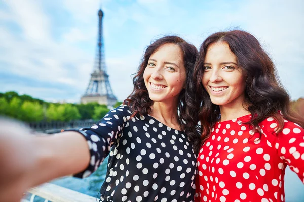 Hermosas hermanas gemelas tomando selfie frente a la Torre Eiffel —  Fotos de Stock