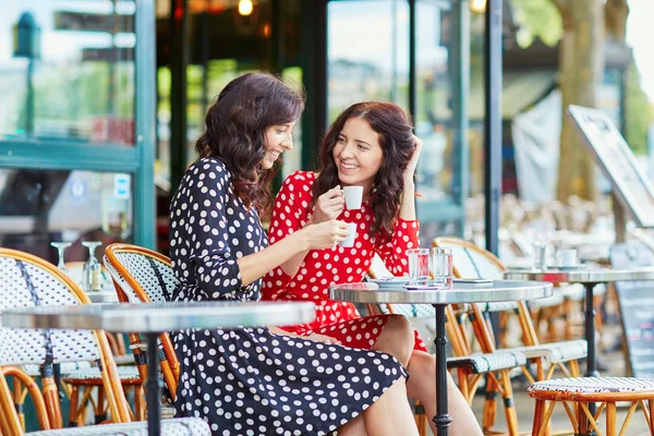 Schöne Zwillingsschwestern trinken Kaffee in Paris — Stockfoto