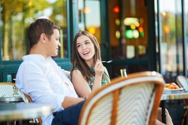 Paris cafe genç Romantik Çift