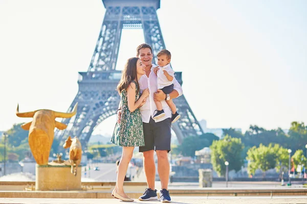 Glad familj på tre njuter av sin semester i Paris — Stockfoto