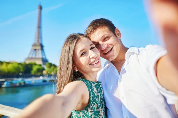 Jovem casal romântico fazendo selfie perto da torre Eiffel — Fotografia de Stock