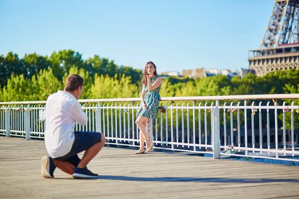 Unga romantiska par att ha ett datum nära Eiffeltornet — Stockfoto