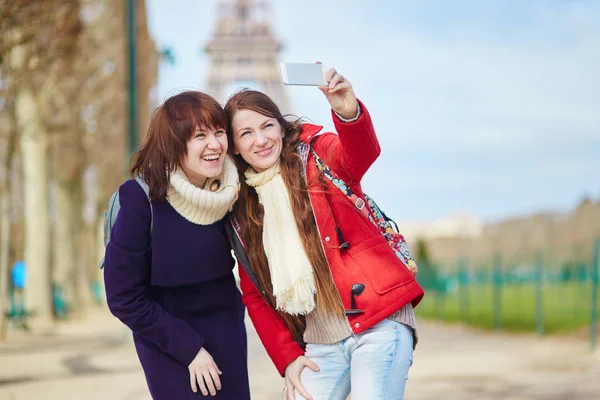 Dwa wesołe piękne dziewczyny w Paryżu robi selfie — Zdjęcie stockowe