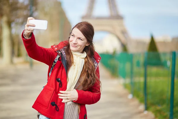 Hermosa joven turista en París tomando selfie — Foto de Stock