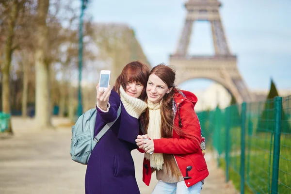 Two cheerful beautiful girls in Paris taking selfie — Stock Photo, Image