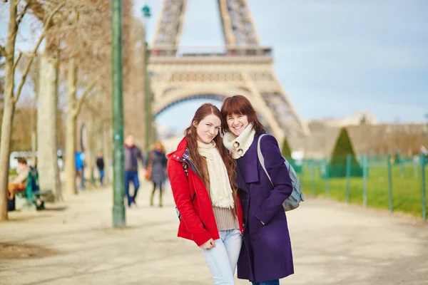 Dos chicas alegres en París cerca de la Torre Eiffel —  Fotos de Stock