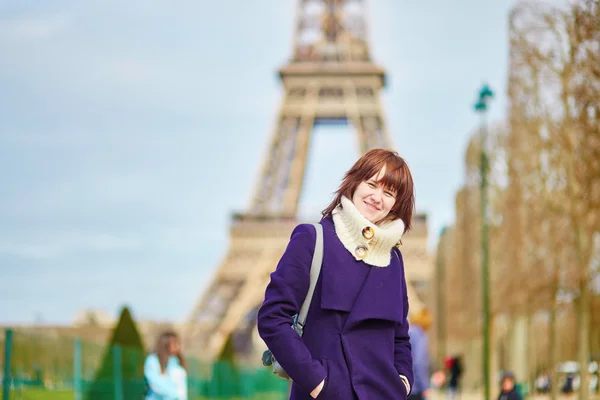 Piękny szczęśliwy turysta młodych w Paryżu — Zdjęcie stockowe