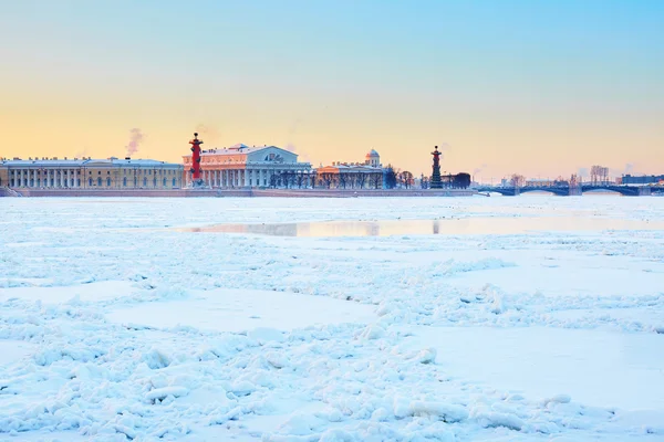 Rostraal kolommen en Spit van Vasilyevsky eiland — Stockfoto