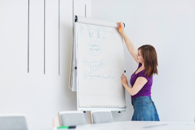 Genç güzel kolej veya üniversite öğrencisi