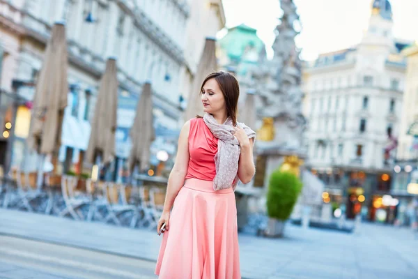 Schöne junge Touristin in Wien — Stockfoto