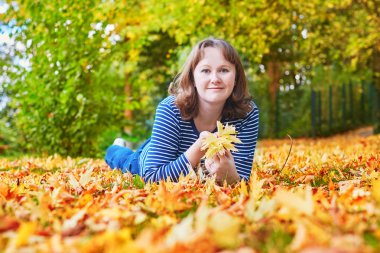 Neşeli genç kız Aydınlık bir sonbahar gününde
