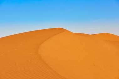 Sahara çölünde kum tepeleri
