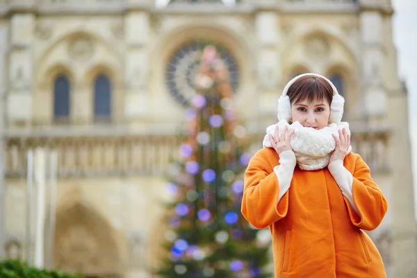 Cheerful young girl in Paris on a winter day — Stock Photo, Image