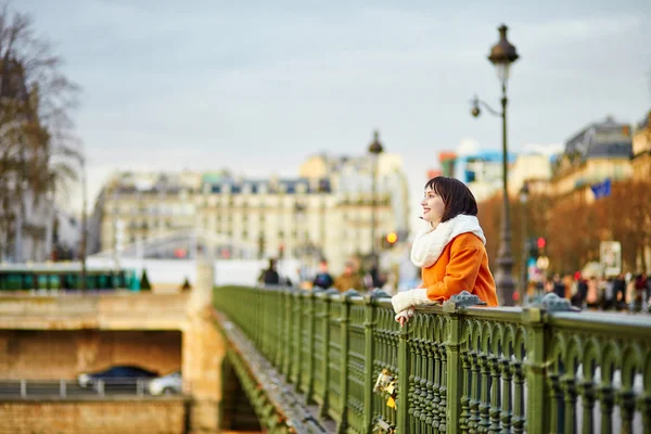 Turista feliz em Paris em um dia de inverno ou primavera — Fotografia de Stock