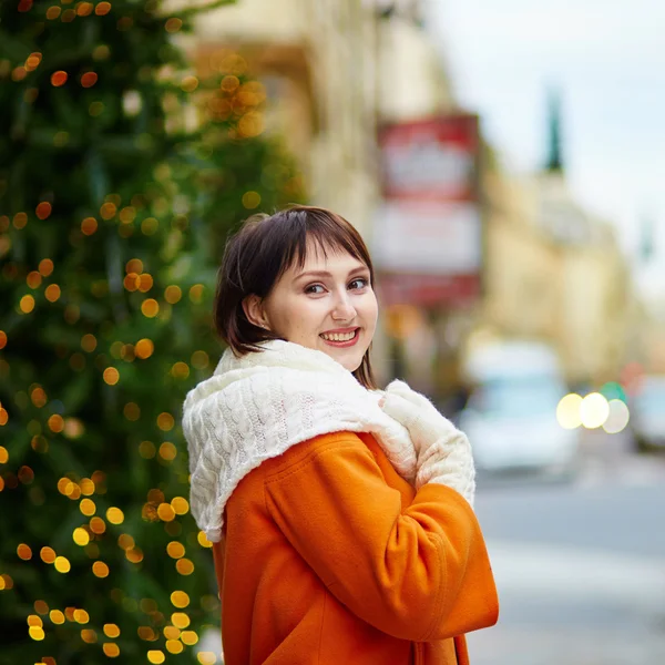 Vrolijke jonge meisje in Parijs op een winterdag — Stockfoto