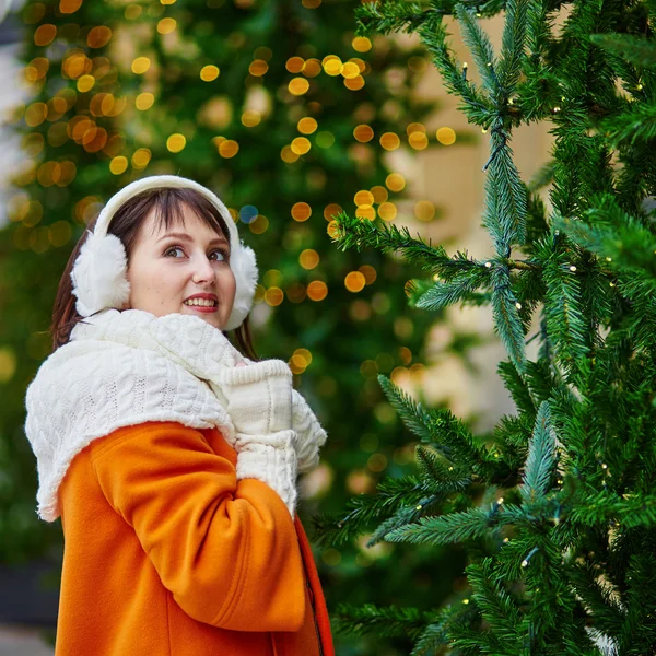 Cheerful young girl in Paris on a winter day — Stock Photo, Image