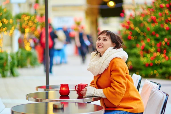 Belle jeune fille dans un café parisien en plein air — Photo