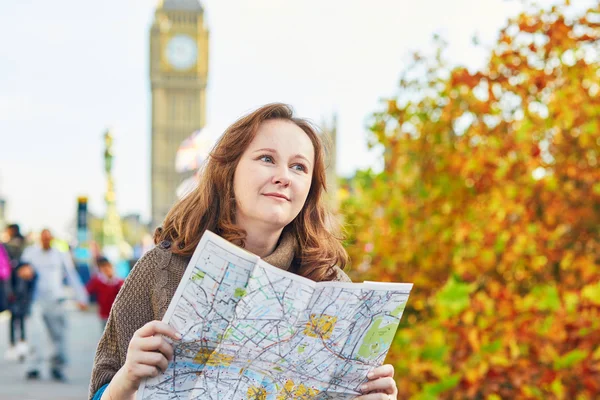 Tourist in London near Big Ben with map — Stock Photo, Image