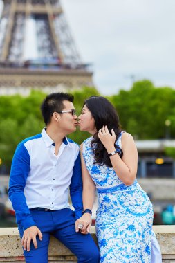 Paris, Fransa'da genç romantik Asya çift