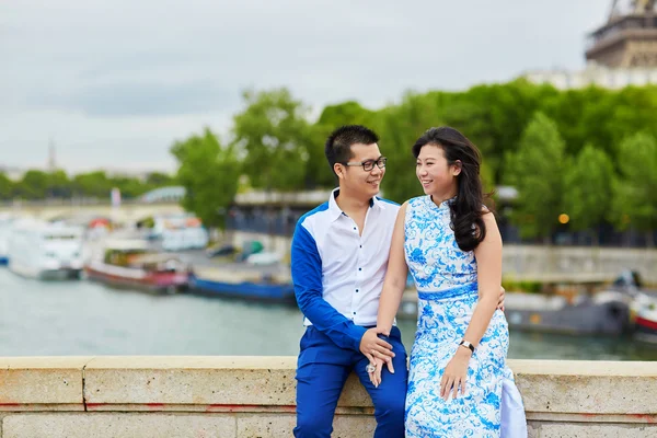 Jovem casal romântico asiático em Paris, França — Fotografia de Stock