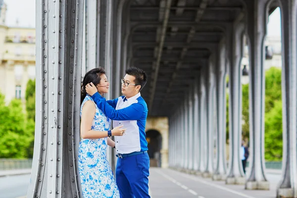 프랑스 파리에서에서 젊은 낭만적인 아시아 부부 — 스톡 사진