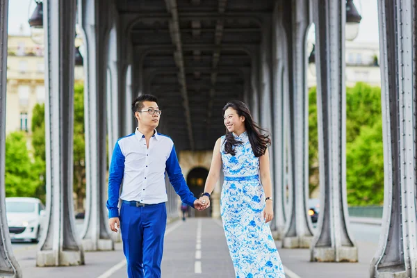 Jeune couple romantique asiatique à Paris, France — Photo