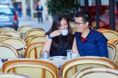 Paris cafe genç romantik Asya çift