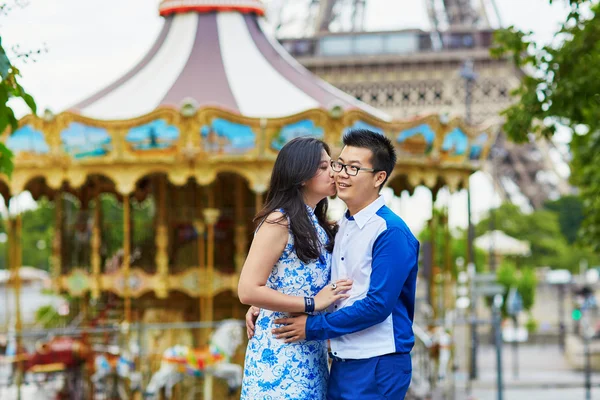 Pasangan muda romantis Asia di Paris, Perancis — Stok Foto