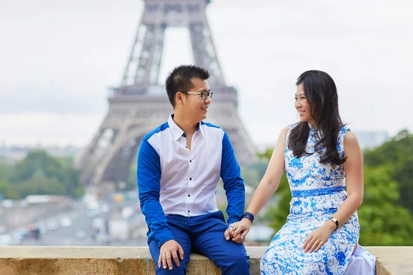 Mladý romantický asijský pár v Paříži — Stock fotografie