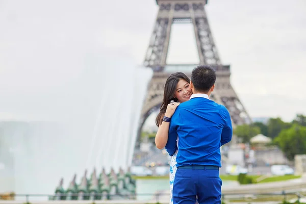 Jovem casal romântico asiático em Paris, França — Fotografia de Stock