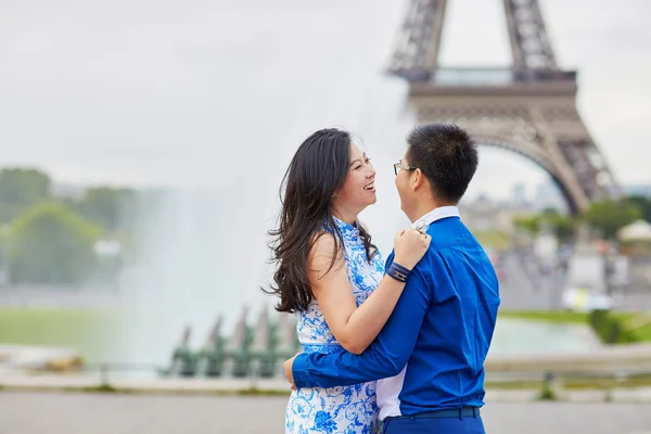 Unga romantiska asiatiska par i Paris — Stockfoto