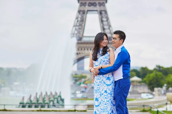 Jovem casal romântico asiático em Paris, França — Fotografia de Stock