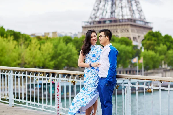 Jonge romantische Aziatische paar in Parijs, Frankrijk — Stockfoto