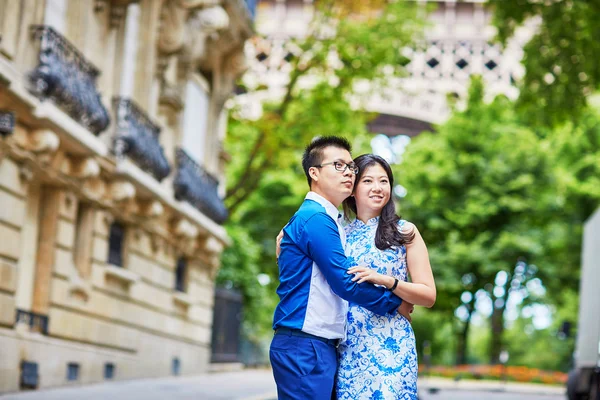 Paris, Fransa'da genç romantik Asya çift — Stok fotoğraf