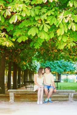 Güzel genç çift Paris'te dating