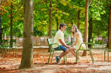 Güzel genç çift Paris'te dating