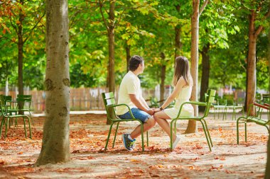 Güzel genç çift Paris'te dating