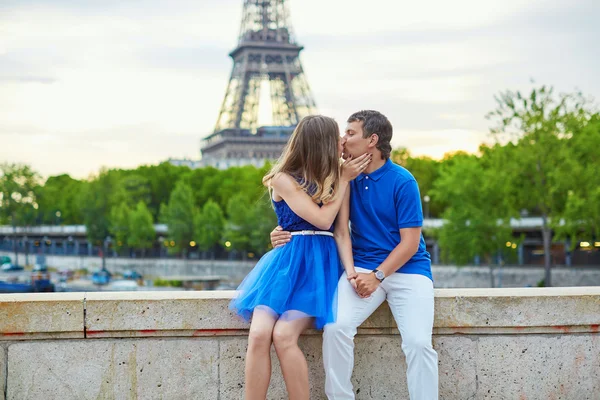 Hermosa joven citas pareja en París — Foto de Stock