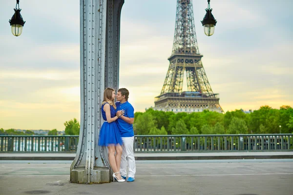 Vackra unga dating par i Paris — Stockfoto