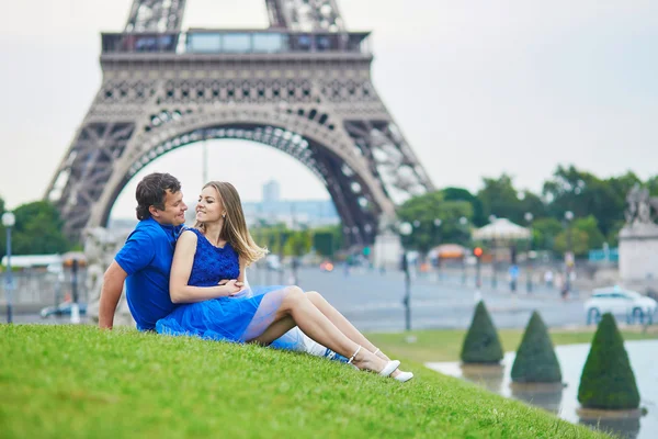 Güzel genç çift Paris'te dating — Stok fotoğraf