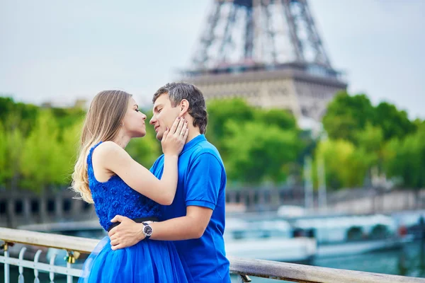 Bonito jovem namoro casal em Paris — Fotografia de Stock