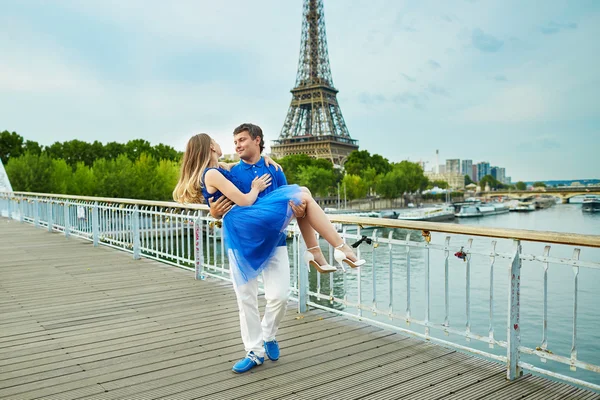 Vackra unga dating par i Paris — Stockfoto